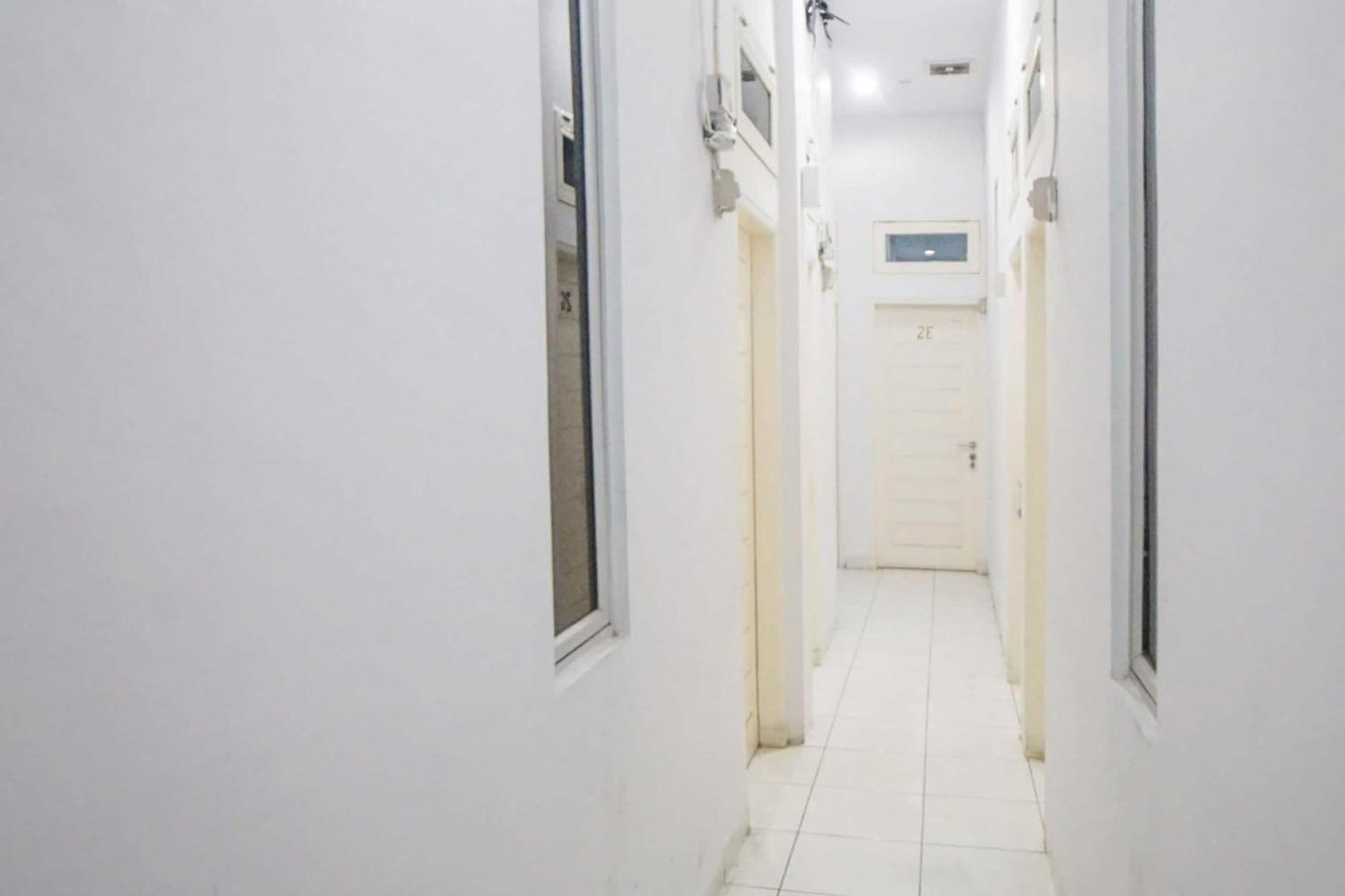 Super Oyo 91627 Wika Wiki Homestay Медан Экстерьер фото