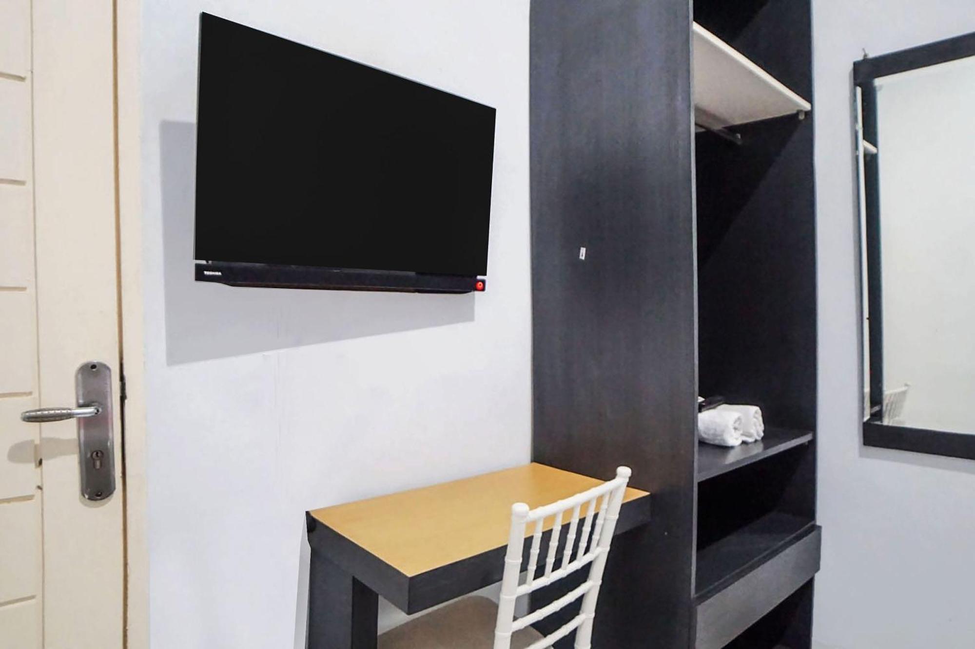 Super Oyo 91627 Wika Wiki Homestay Медан Экстерьер фото